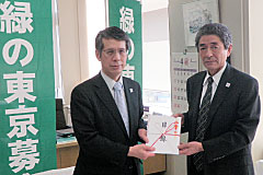 東京産業廃棄物協会様からの目録の贈呈